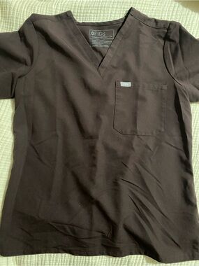 FIGS one pocket Catarina scrub top in Espresso M